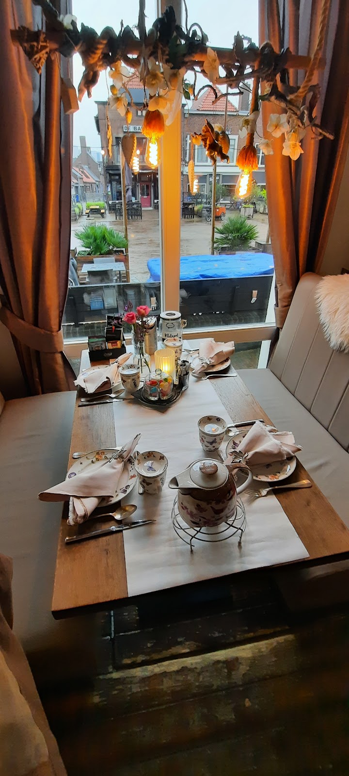 Gedekte tafel bij het raam